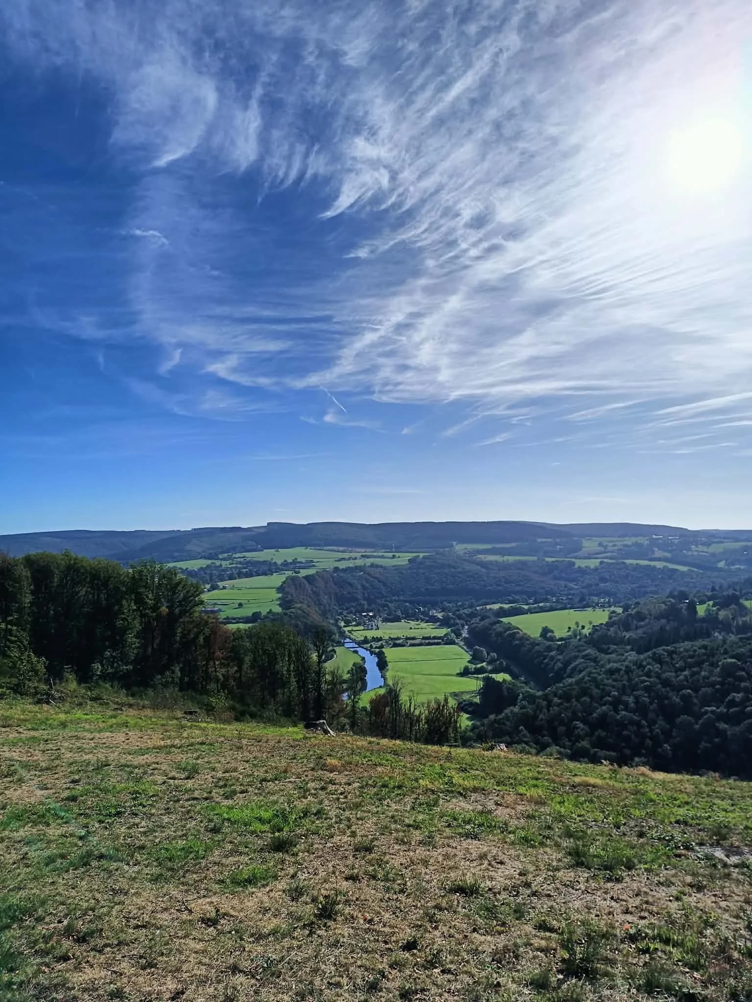 Village en fond de vallée, au bord de la rivière